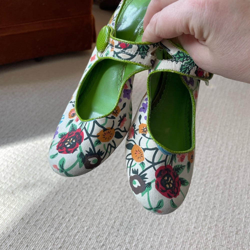 Floral Mary Jane Shoes with Green Interior. Not rated. 7.5. Adorable cloth shoes - Picture 6 of 10